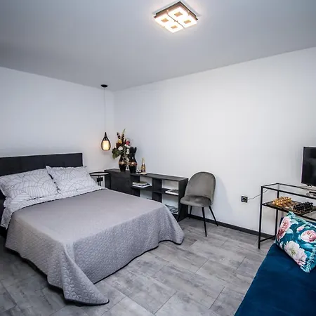 Szarvas City Apartman דירה *